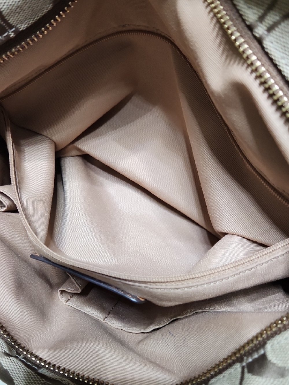 Coach Signature VINTAGE Tote with Burgundy Trim and Beige Jacquard - Picture 9 of 16